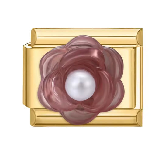 Rose avec perle blanche